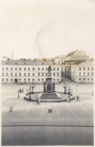 04-19510606002-AleksanteriII-Luokkaretki-Helsinki-p-A001H 321x495